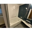 浴室はLIXILのリノビオVを選ばれました。マンション用の商品になります。カウンターなど戸建てでも取付可能な商品もございます。一面のみ白にしたことで浴室全体が明るくなりました。
