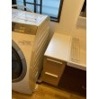 洗面台と洗濯機の間のデッドスペースにはサイドキャビネットを設置。寸法が同じなので洗面台と横続きでスペースを広く使えるだけではなく、既存の窓を活かして空間の圧迫感がないのもメリットです。