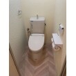 トイレは既設のものにシャワートイレを取り付けさせていただきました。
床はとても人気のヘリンボーン柄に、またサイドの壁クロスはリーフ柄をアクセントでお選びになりました。
ナチュラルテイストでとてもかわいらしい空間になりました。