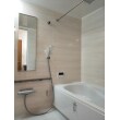 マンションリフォームの際はサイズが限られてきますが、浴槽、鏡、シャワー、<a href="https://www.homepro.jp/yougo/sa/yogo_sa_580.html" class="replaced_keyword_link" target="_blank">水栓</a>ともにシンプルなものでも、パネルの組合せで広々と明るい浴室に生まれ変わりました。