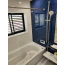 浴室はアクセントパネルにブルーを採用し洗練された空間になりました。
カウンター、鏡はシンプルでも機能は十分！
浴槽内は段差があるので、半身浴なども楽しむことができます。