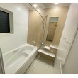 浴室のは白を基調に、パネルは柔らかいベージュを選ばれました。
全体的に明るい空間になり、さらに照明を暖色系のダウンライトにしたことでさらに暖かみのある浴室になりました。
