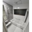 タイル張りから保温性の高いユニットバスへとリフォーム。浴槽の保温性に加えて、浴室暖房を新設したことで断熱性強化。以前はなかった手すりを新設したことで、安全性も確保したバスルーム。