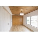 畳や襖が劣化した和室を、シンプルな洋室へ変更いたしました。壁面収納や天井はそのままに、畳はフローリングへ、襖も木目調で洋室の空間を邪魔しません。