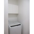 <a href="https://www.homepro.jp/yougo/ta/yogo_ta_392.html" class="replaced_keyword_link" target="_blank">土間</a>に置いていた洗濯機を室内に入れるように間取りを変えました。奥行20cmの洗剤を入れる棚を造作で作成しました。