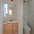 トイレ外の廊下に洗面化粧台オフト(幅60cm)を設置し、小窓を取り入れて明るい空間になりました。