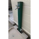 おしゃれなグリーンの水栓柱に、手洗い水栓とホース用水栓の2個セットです。普段の手洗いと洗車や植木への水やりを併用できます。