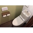 トイレについては、トルネード洗浄で洗浄水量4.8Ｌを実現した先進のエコ機能を身近にするTOTOのオート開閉付きのトイレGG800シリーズの手洗い付きを選択。
お客様は、ご自宅のドアの色がこげ茶色で、ドアの色に合わせトイレの床は、こげ茶色の木目で、アイボリーと宇治茶色合計３色の組み合わせカラーをご希望。