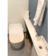 以前はタンク付きトイレをご使用でしたが、タンクレスに交換することで便器を奥から取付可能になり、
広々としたトイレになりました。
クッションフロアとクロスの色にもこだわりを持ち、おしゃれなトイレへ。