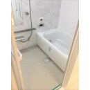 お風呂はホワイトとグレーを基調とした清潔感のある空間へ。
組石グレーという1面のパネルがアクセントになっております。