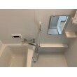 以前の浴槽.タイル壁の浴室から追い炊き機能のあるユニットバスに変更しました。清潔で広さと明るさのあるバスルームになりました。浴室内部には小物を置けるラックを備え入口の段差も低くしています。
