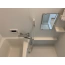 以前の浴槽.タイル壁の浴室から追い炊き機能のあるユニットバスに変更しました。清潔で広さと明るさのあるバスルームになりました。浴室内部には小物を置けるラックを備え入口の段差も低くしています。

