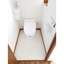 トイレの写真です。
お客様のご要望によりタンクを恥に設置しスペースが広がりました。