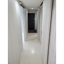 施工後の廊下です
ご自宅全体をフローリング・クロスともに白ベースにし、清潔感ある明るいイメージになりました。