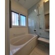 爽やかな水色の壁面パネルと
清潔感ある白い浴槽の組み合わせ
です。