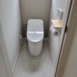 トイレの交換工事をしました。１階と２階の２か所です。
クロスも違うタイプの物を選んでいて、どちらも素敵な空間です。
