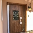 玄関ドアの取り換え工事では、LIXILの商品を選ばれています。
人気のあるデザインのドアです。色も、高級感があって、お客様の家の中の雰囲気とも合っています。

