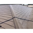 屋根の防水はスレートと防水シートの２段構えですが、スレートに傷みがある場合は早急に処置することをお勧めしています。材質の面から考えればスレート自体は吸水性があるため、塗装の劣化はスレートの防水力の劣化にもつながってしまうのです。
