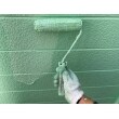 外壁は下塗り・中塗り・上塗りの３工程で施工していきます。塗り残しがないようにひと区画ずつ丁寧に仕上げます。
