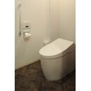 TOTOネオレスト、タンクレスのトイレを採用しました。全体的に白地の空間なので、床の柄や色が映えますね。トイレ位置変更や建具の交換、内装など全て一式交換しております。