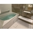 TOTOのひろがるWYシリーズの浴室は床がとても柔らかく、断熱性も高いのでヒートショックを軽減してくれます。また浴槽周りも断熱してあり保温性能も抜群ですので快適な入浴が楽しめます。