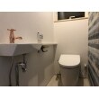 トイレの広さは1帖。
便座横のカウンターはデコリエという新建材で左官仕上げ、手洗い器に蛇口は強いご希望であったピンクゴールド色です。