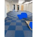 ブルーとグレーのタイルカーペットで落ち着きのある床をご提案させて頂きました。