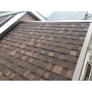 もともとの屋根材に防水紙を敷いて、その上に新しい屋根材を施工しました。軽い材料なので家への負担は最小限で済みますし、今後のメンテナンスで塗り替えも可能です。