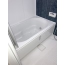 浴室はアクセントパネルを敢えて濃紺を選択し、ホワイト系の浴槽・床とのコントラストをはっきりし、シャープな空間に生まれ変わりました。