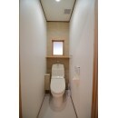 トイレも最新のものへ一新。
湿気対策で壁一面に調質効果のあるエコカラットを貼りました。
