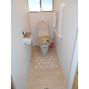 段差付の和室トイレに便座を取付けて洋式として使用していました。
床をフラットにし洋式トイレを設置し、手摺も完備しました。
