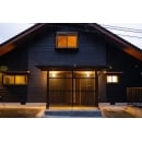 京都の町屋をイメージし
玄関アプローチを新たに設置。
縦格子が美しい外観です。