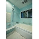浴室はタイル張りの在来工法からシステムバスルームにリニューアル。
断熱性はもちろん、4つの壁面をアースグリーンを採用し
美しい空間に仕上げました。

