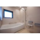 浴室はTOTOのサザナを採用。
マンションだと設置スペースの都合で
天井高が低いケースが多い中、
幸いにも設置スペースに余裕があり
天井を高くする事が出来ました。
広々した浴室です。
