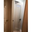 写真手前に、洗面室に入るドアがありますが取外し、正面にある収納スペースと洗面室を区切り折戸を取付けることにより脱衣場とのプライベート部屋にしました。