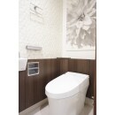 トイレのサイド壁にはガラスタイル、背面にはエコカラットを貼りラグジュアリーな空間に。