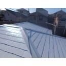 高日射反射率塗料を塗装いたしました。
夏場の室温上昇に悩まれているとのことでしたので、特に遮熱効果を発揮する白色で屋根を仕上げました。