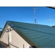 屋根は緑色にしました。スーパーシャネツサーモという塗料を使い仕上げました。
とても優れた遮熱性で、屋根からの熱を遮ってくれるため、夏などの暑い時期には室内の温度を適温に保ちやすくなります。省エネにもつながります。