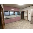ピンクのキッチンに自然色のフロアが馴染んで、明るい広々としたキッチンです。出窓も使えますね。
