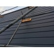 "屋根重ね葺きは既存の屋根材の上から新しい屋根材をかぶせる工事で、カバー工法とも呼びます。
外壁の重ね張りと同じように断熱性が上がったり、工事費用を節約できます。"
