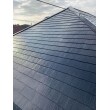 スレート屋根をフッ素塗料で塗装しました。
スレート屋根の表面の塗膜が紫外線や風雨などにより劣化すると、防水性が低下し屋根材に雨水が浸透するようになり、屋根材の劣化を早めてしまいます。
塗り替えることで防水性を維持でき、屋根を長持ちさせることができます。