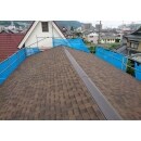 屋根材「リッジウェイAR」は無機であるガラス繊維を芯材にした耐候性アスファルトを基材に使用しており、耐候性に優れています。 