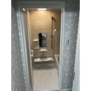 在来工法の浴室からTOTO システムバス　サザナにリフォーム致しました。
浴室もサイズアップし、ドア幅の拡張、入口の段差も解消出来ました。