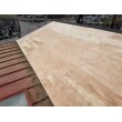 既存の屋根を下ろして、下地工事を行います、構造用合板を施工することで屋根を面で支えることができます。