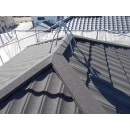 スレート屋根の上に軽くて丈夫なガルバリウム鋼板製の屋根材
新東かわらＳをカバー工法にて施工させていただきました。