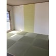 畳を市松模様へ変更。壁はクロスでアクセントを真ん中に施工し、ゆったりとした空間を作りました。
