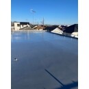 防水性の保持・向上を目的に屋上は防水トップコート工事を施工させていただきました。