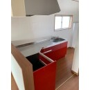 赤がお好きなお客様、キッチンの扉を赤にして取付。また広さを確保するためにL型に設置しました。