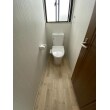 トイレはシンプルなタイプを選定。床材を木目のデザインを選択することで、高級感のある空間を演出。