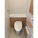 トイレにも収納力を実現！背面に収納機能があるLIXILのリフォレを採用。また、壁面にも埋め込み収納を設置。トイレのものは全てトイレ空間に収納可能にしました！
